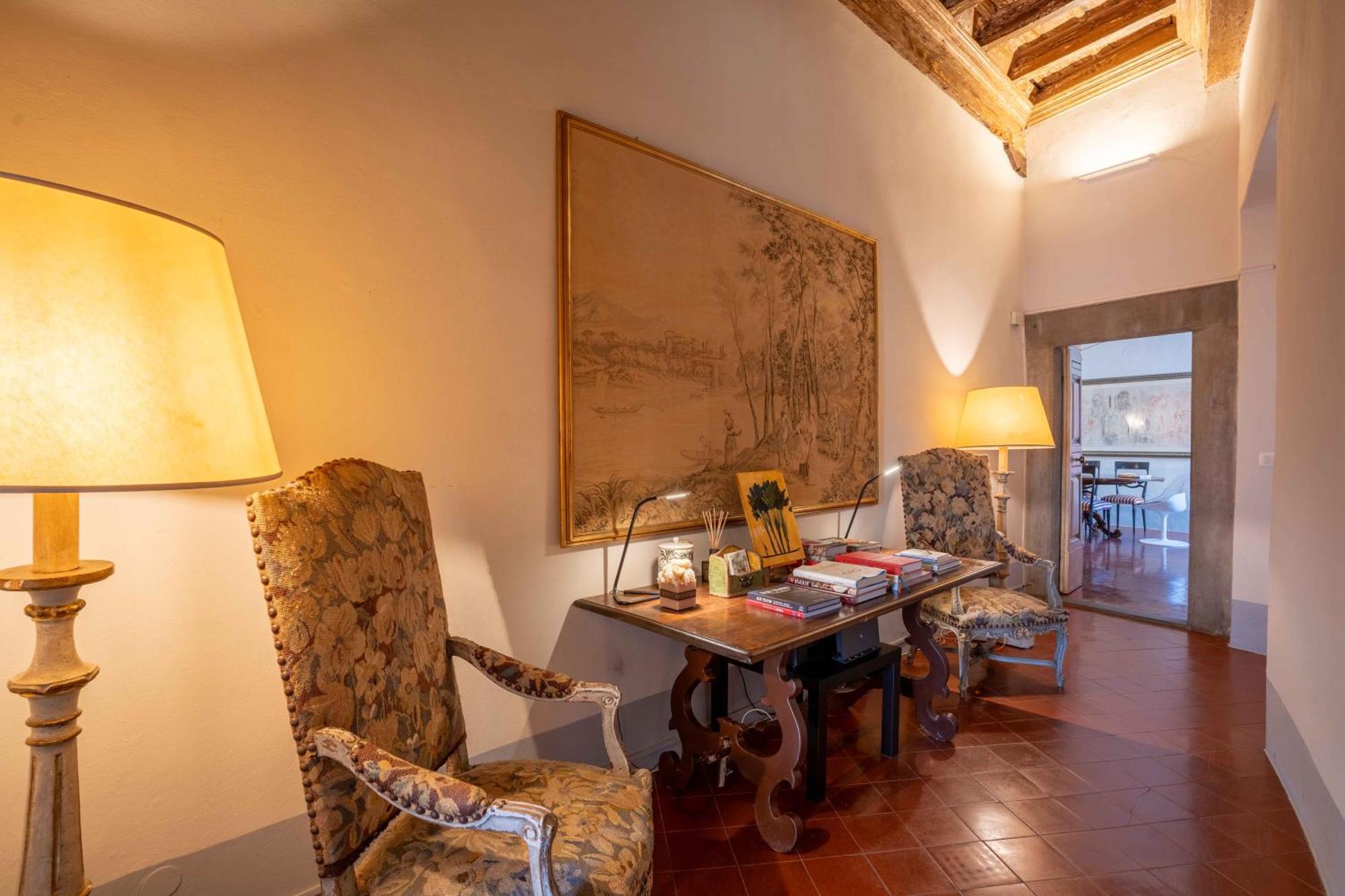 Luxury Apartment Angelio Barga Bagian luar foto