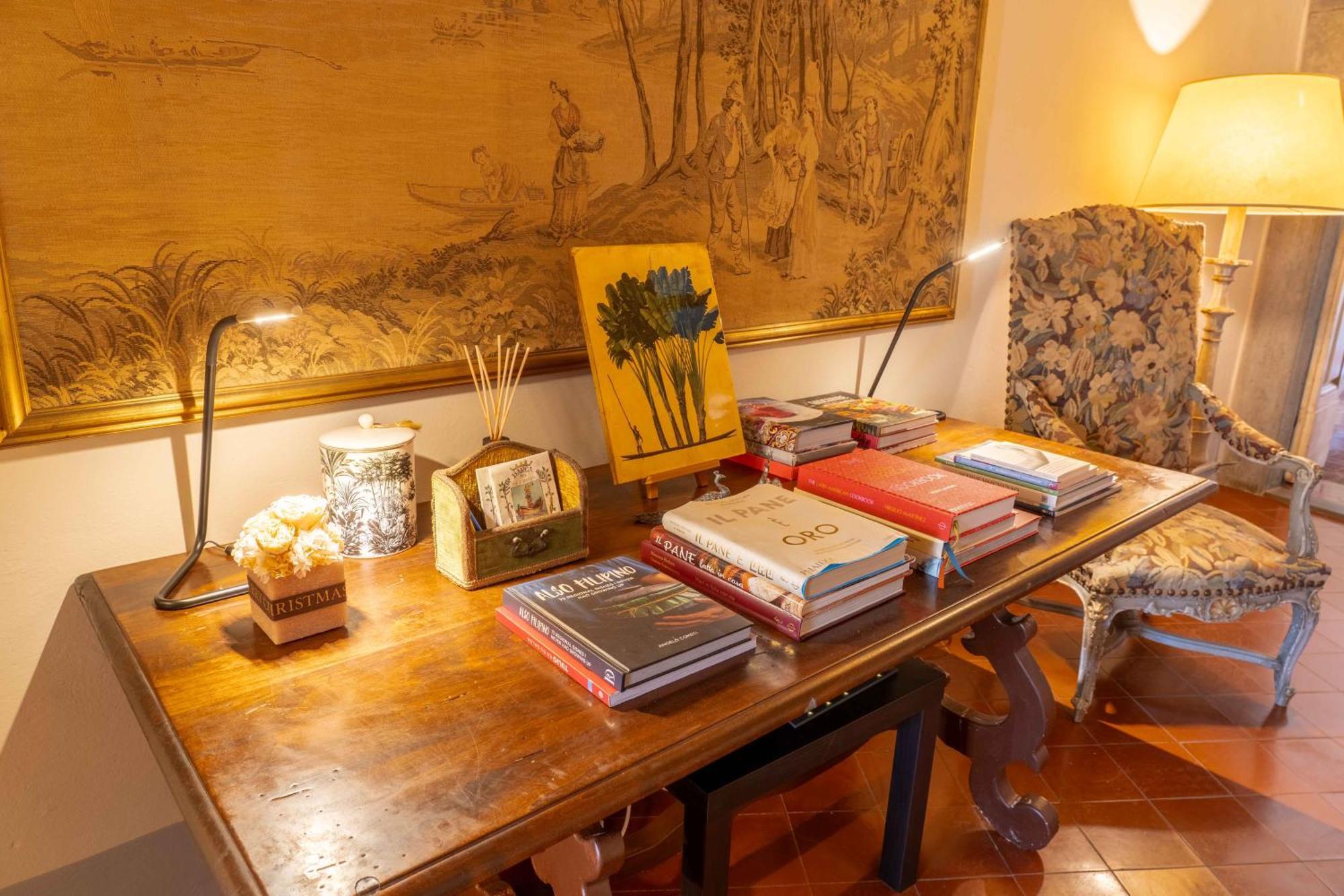Luxury Apartment Angelio Barga Bagian luar foto