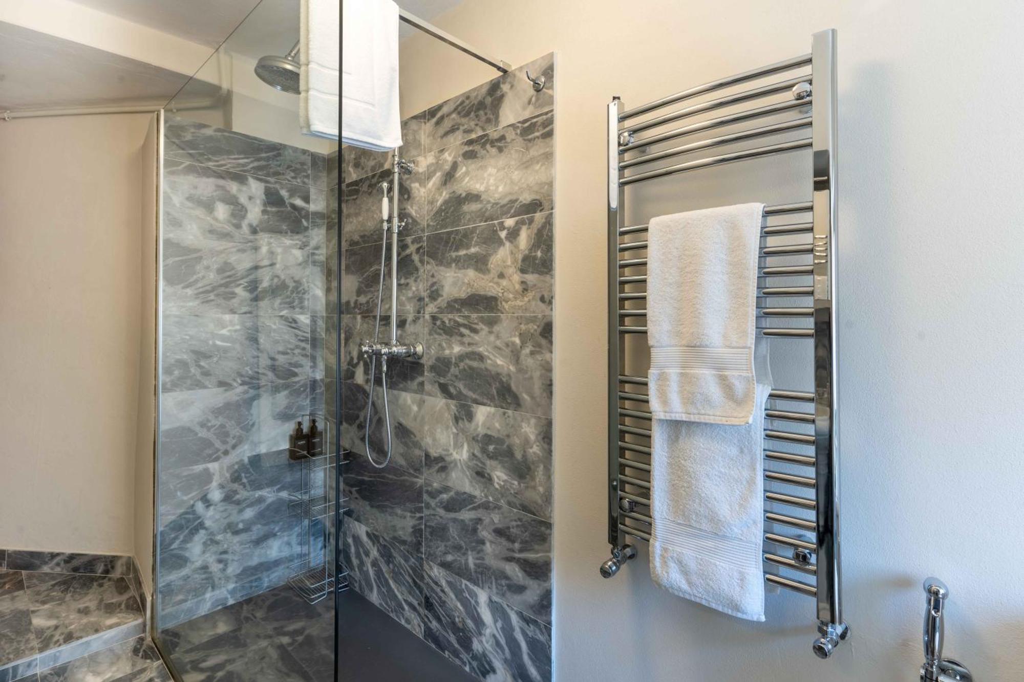 Luxury Apartment Angelio Barga Bagian luar foto